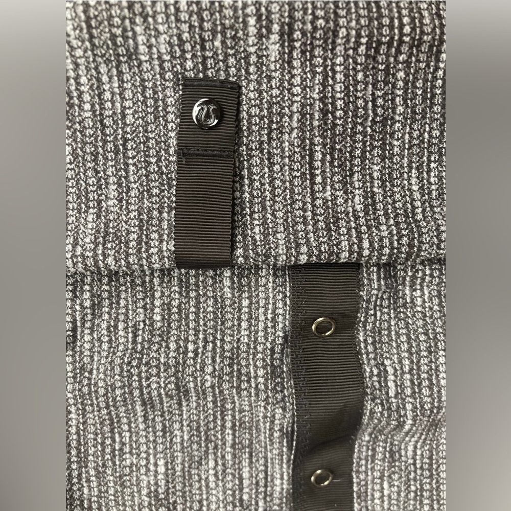 Lululemon Vinyasa Scarf Black‎ Stripe Snap Infinity Wrap | Excellent Pre-Owned